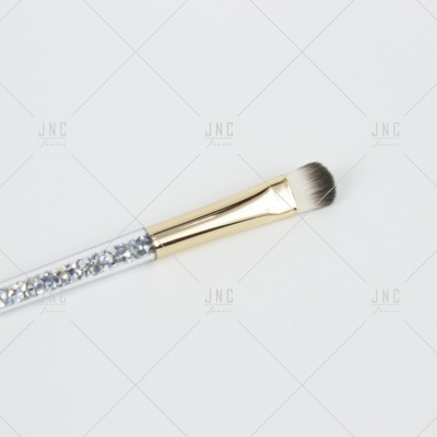 Pincel de maquilhagem com cabo brilhante, ferragem dourada e cerdas cinza e branco