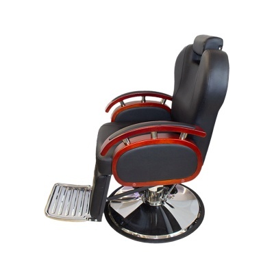 Cadeira de barbeiro preta com braços em madeira castanha e base cromada