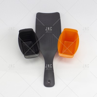 pá plástica preta com duas formas rectangulares preta e laranja