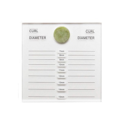 Placa transparente com lista de diâmetros e pedra verde redonda