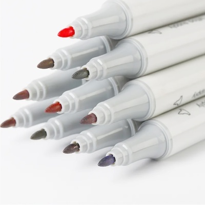 Conjunto de marcadores coloridos com ponta fina sobre fundo branco