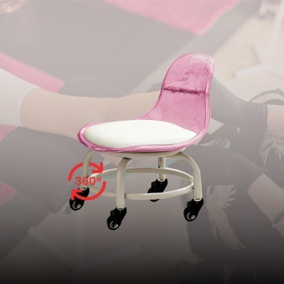 Cadeira de escritório rosa e branca com base metálica e rodízios