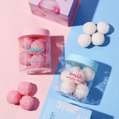 Frascos transparentes com esferas açucaradas rosa e branco, rótulos 