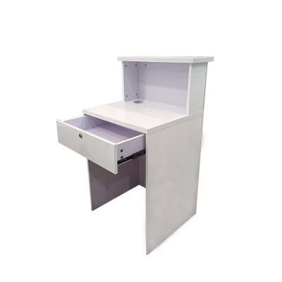 Secretária branca com gaveta aberta e tampo retangular