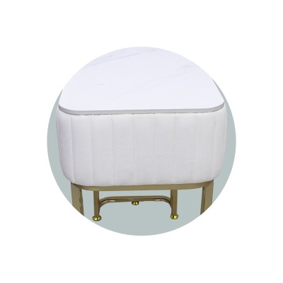Pufe branco com base metálica dourada e tampo triangular branco marmoreado