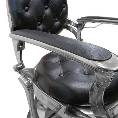 Cadeira de escritório preto com estrutura metálica prateada e estofos acolchoados