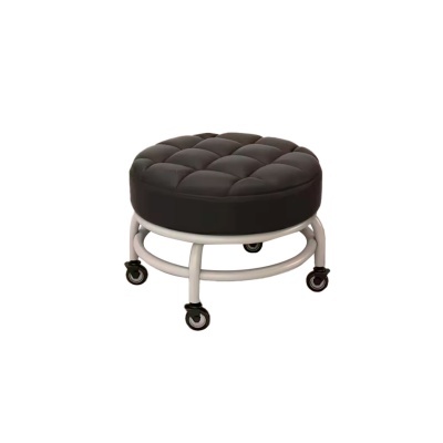 Puff redondo preto com base branca e rodas negras em fundo branco