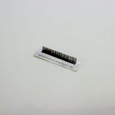 Conjunto de pestanas artificiais pretas em faixa branca com texto