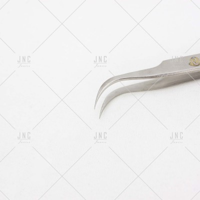 Pinça de metal prateada com ponta curva