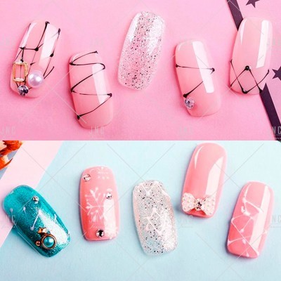 Unhas postiças decorativas em rosa, branco e azul-turquesa com vários padrões e detalhes