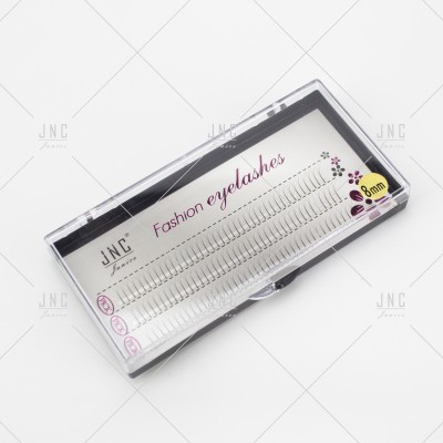 Estojo transparente com pestanas falsas individuais pretas de 8mm em fundo branco