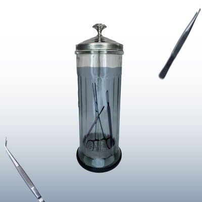 Frasco de vidro com instrumentos cirúrgicos e pinças metálicas