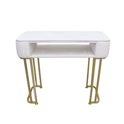 Mesa branca com estrutura metálica dourada