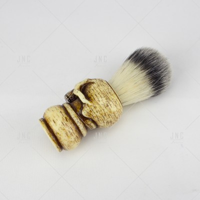Pincel de barbear com cabo em madeira clara e cerdas pretas e brancas