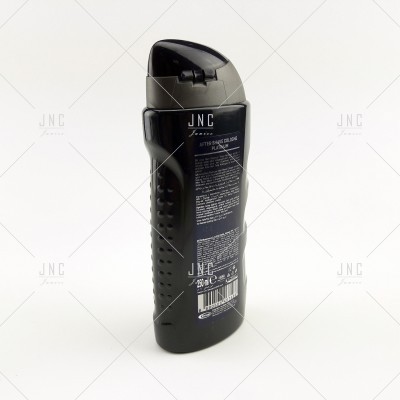 Frasco plástico preto com rótulo branco e tampa negra