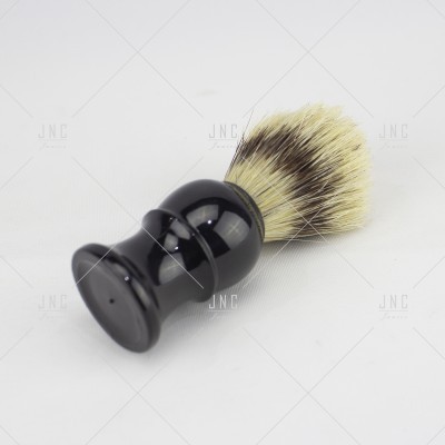 Pincel de barbear preto com cerdas bege e pontas escuras