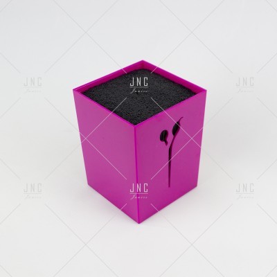 Suporte quadrado rosa com espuma preta no topo