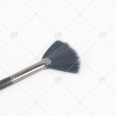 Pincel de maquilhagem com cerdas pretas em leque e cabo preto