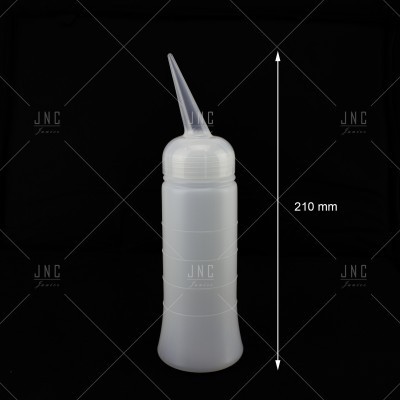 Garrafa plástica branca translúcida com tampa e bico fino transparente sobre fundo preto