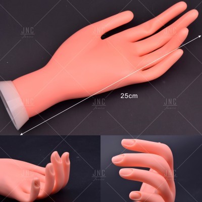 Luvas de silicone cor de rosa em formato de mão sobre fundo preto