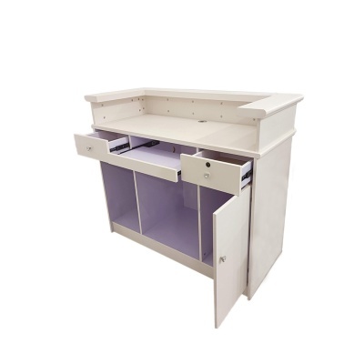 Balcão de madeira branco com gavetas e portas abertas mostrando interior lilás