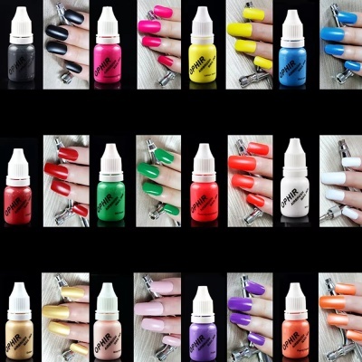 Frascos de esmalte Saphir e mãos com unhas pintadas em várias cores