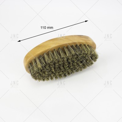 Escova oval de madeira clara com cerdas castanho-escuro