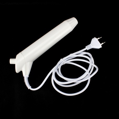 Aparelho elétrico branco com cabo e ficha de ligação, fundo preto