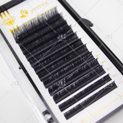 Caixa de pestanas falsas pretas organizadas em fileiras com embalagem marcada Yemix