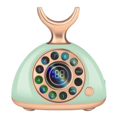 Dispositivo eletrônico verde e dourado com botões numerados e display digital central