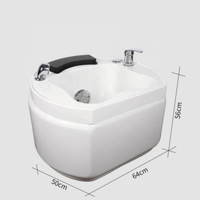 Lavatório branco de cerâmica com torneira e apoio de braço preto