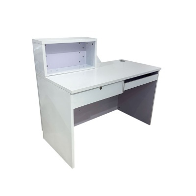 Secretária branca de escritório com gaveta e compartimento superior aberto