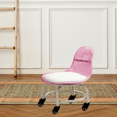 Cadeira de escritório rosa com rodas e assento branco sobre tapete verde