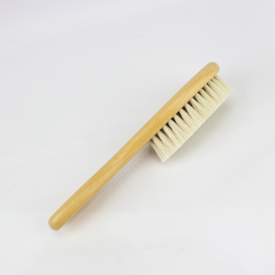 Escova de madeira com cerdas brancas sobre fundo branco