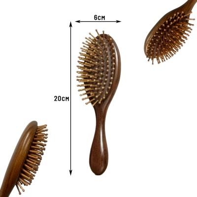 Escova de cabelo de madeira marrom com cerdas de madeira em fundo branco