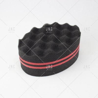 esponja preta com linhas vermelhas em fundo branco