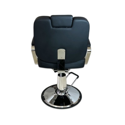 Cadeira de barbeiro preta com estrutura cromada vista de trás