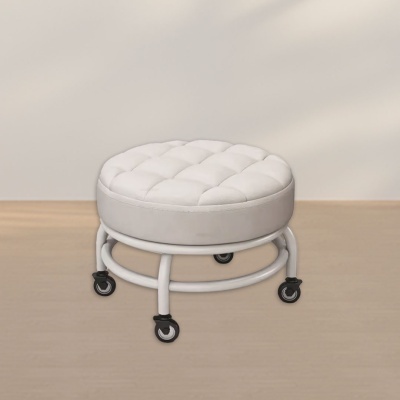 Pufe redondo branco acolchoado com rodas e estrutura metálica