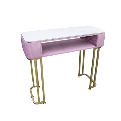 Mesa moderna com tampo branco e pernas douradas em fundo branco