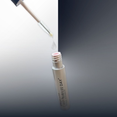 Embalagem prateada de produto cosmético com aplicador escovado e líquido transparente