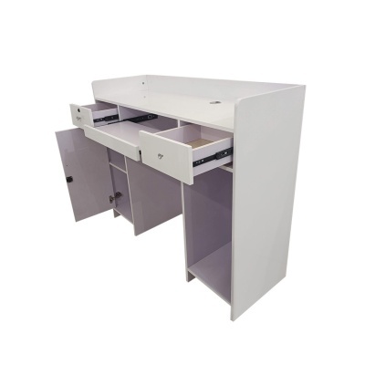 Secretária branca com gavetas abertas e portas