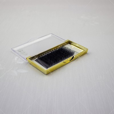 Estojo dourado com pestanas artificiais pretas em fileiras