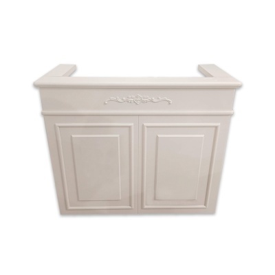 Armário de casa de banho branco com duas portas e decoração floral