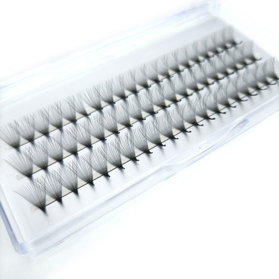 Conjunto de pestanas em tufos numa embalagem transparente