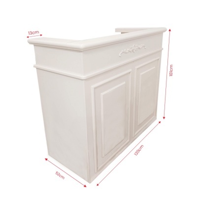 Móvel branco com duas portas e detalhe decorativo