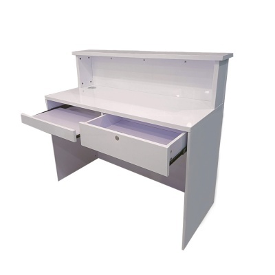 Secretária branca com duas gavetas abertas e painel traseiro elevado