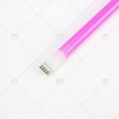 Cabo rosa com ponta metálica de molas sobre fundo branco