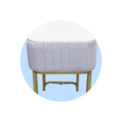 Banco cinza com tampo branco e pés dourados sobre fundo azul