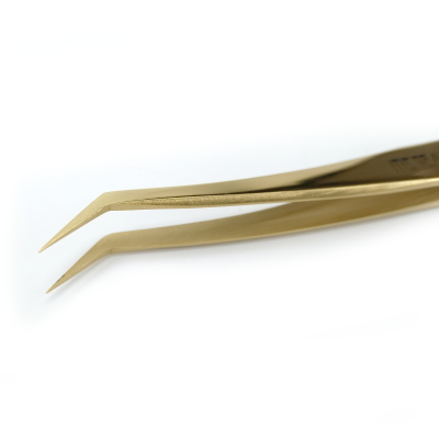 Pinças douradas de precisão com pontas curvas sobre fundo branco