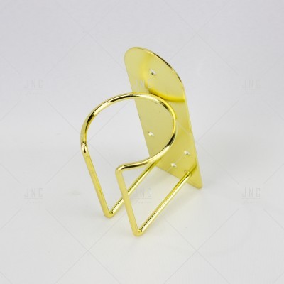 Suporte metálico dourado para fixação, com estrutura circular e base retangular